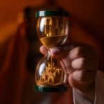 Luxury Sand Timer with KAFD & Diriyah Mini Models - Image 2